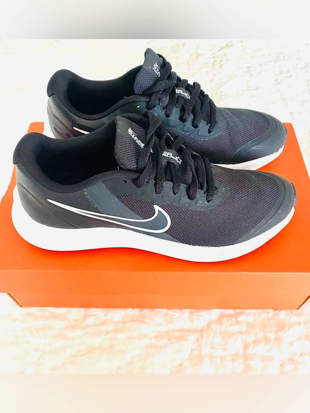👍🏾BOYS Nike Black “STARRUNNERS” Sneakers SZ 5Y